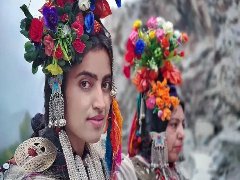 ভারতের এই গ্রামে ইউরোপের মহিলারা এসে সহবাস এবং গর্ভবতী হওয়ার জন্য এখানকার পুরুষদের মোটা টাকা দিয়ে থাকেন বলে শোনা যায়। যদিও বর্তমানে একটি এক প্রকার ব্যবসায় পরিণত হয়েছে। 