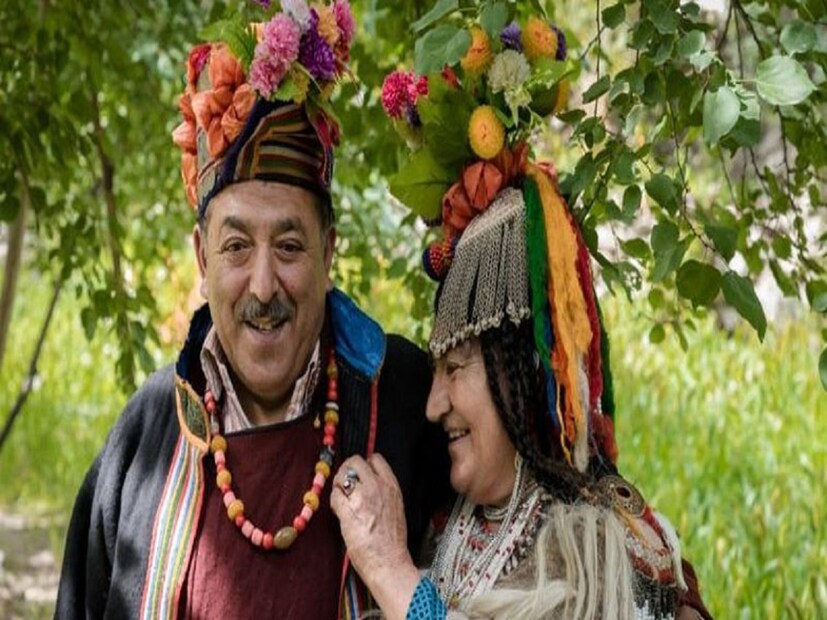 দাবি করা হয়, আজও এই আর্য এলাকায় ২০০০ এর বেশি আর্য উপজাতির মানুষ বসবাস করে থাকেন। এখানকার মানুষের পোশাক আশাকও আলাদা এবং তারা পুরুষ মহিলা উভয়েই রঙিন ও আলাদা ধরনের পোশাক পরেন।