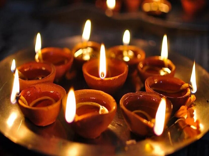 ⦁ আপনি যদি চাকরি বা ব্যবসা নিয়ে সমস্যায় পড়ে থাকেন, তাহলে সফলা একাদশীর দিন ভগবান বিষ্ণুর সামনে ৯মুখী প্রদীপ নিবেদন করুন। এছাড়াও বিষ্ণু সহস্রনাম পাঠ করতে হবে। এতে করে উন্নতির পথ সহজ হয়।