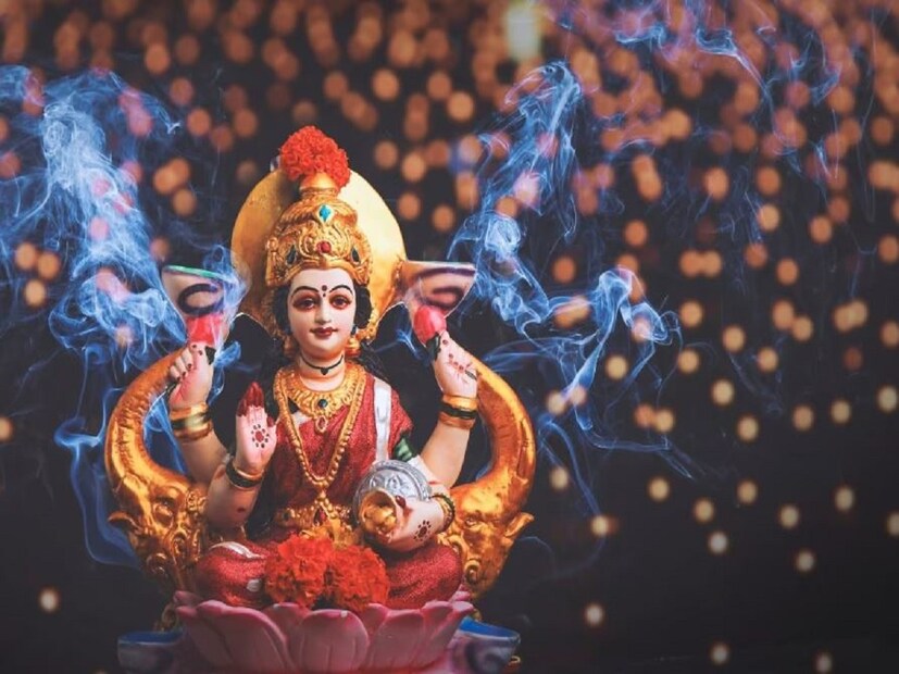 কোন দিকে মন্দির স্থাপন করবেন? ঈশান কোন অর্থাৎ উত্তর ও পূর্বের দিকটিকে মন্দির স্থাপনের জন্য উপযুক্ত বলে মনে করা হয়। এছাড়াও মন্দিরটি এমন জায়গায় হওয়া উচিত যেখানে সূর্যের আলো এবং বাতাস উভয়ই আসতে পারে।