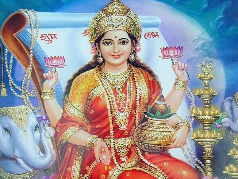 লক্ষ্মী দেবীর আরাধনা করার সময় মনে রাখবেন মাটিতে পড়ে যাওয়া ফুল, দুর্গন্ধযুক্ত ফুল বা যার পাপড়ি ছিঁড়ে গিয়েছে এমন ফুল ব্যবহার করবেন না। এছাড়াও, পুজোর সময় লক্ষ্মী দেবীর আরাধনায় যে ফলগুলি ব্যবহার করা হয় সেগুলি যেন কাটা বা ভাঙা না হয়, সেদিকেও খেয়াল রাখতে হবে৷ 