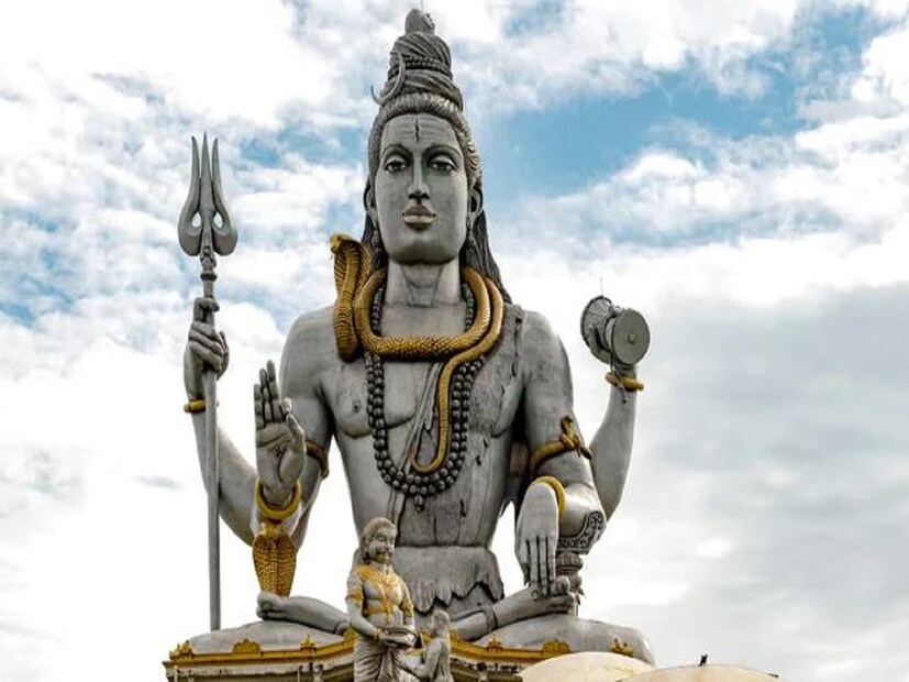 ফাল্গুন কৃষ্ণ চতুর্দশী তিথিতে মহাশিবরাত্রির পবিত্র উৎসব। এই বছর, মহাশিবরাত্রির দিনে, সর্বার্থ সিদ্ধি সহ ৩টি শুভ যোগ তৈরি হতে চলেছে। ওই দিন রয়েছে শ্রাবণ ও ধনীষ্ঠা নক্ষত্র। ভগবান মহাশিবরাত্রিতে শিব ভক্তরা উপবাস করেন এবং আচার-অনুষ্ঠানের সঙ্গে পুজো করেন। শিবভক্তরা সোমবার শিবের আরাধনা করে তবে মহাশিবরাত্রিতে, চতুর্থ রাতের পুজোর বিশেষ তাৎপর্য রয়েছে এবং এর জন্য শুভ সময়টি পালন করতে হবে। এবছর মহাশিবরাত্রি কোন দিন,শুভ সময় কোনটা, জানাচ্ছেন কাশীর জ্যোতিষী চক্রপাণি ভট্ট৷ 