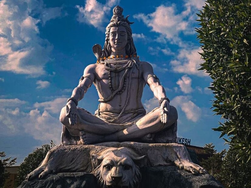 মহাশিবরাত্রির সময় কখন?
মহাশিবরাত্রির পুজোর শুভ সময় হল রাত ১২.০৭টা থেকে ১২.৫৬টা পর্যন্ত চলবে। যারা রাতের পুজো করতে চান না, তারা ব্রাহ্ম মুহুর্ত থেকে শুরু করে দিনের যে কোনও সময় করতে পারেন। মহাশিবরাত্রির দিন, ব্রাহ্ম মুহুর্ত সকাল ৫.০১ থেকে ৫.৫০ পর্যন্ত চলবে।