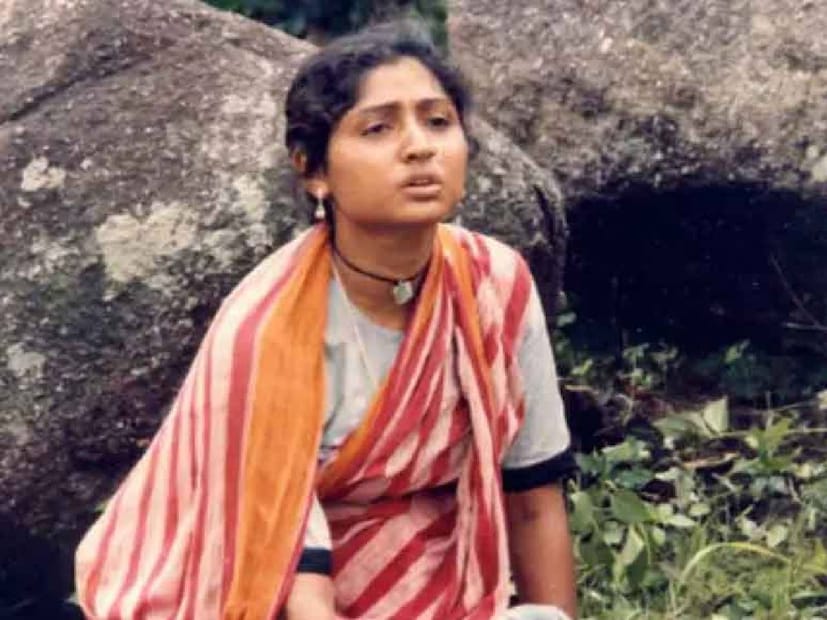 ১৯৮৫-এর এক রাতে ঘটে গেল সেই ভয়ঙ্কর ঘটনা। যাকে আজও ‘দুর্ঘটনা’ বলে মেনে নিতে রাজি নন কাছের মানুষেরা। অগ্নিদগ্ধ অবস্থায় হাসপাতালে নিয়ে যাওয়া হয় মহুয়াকে।