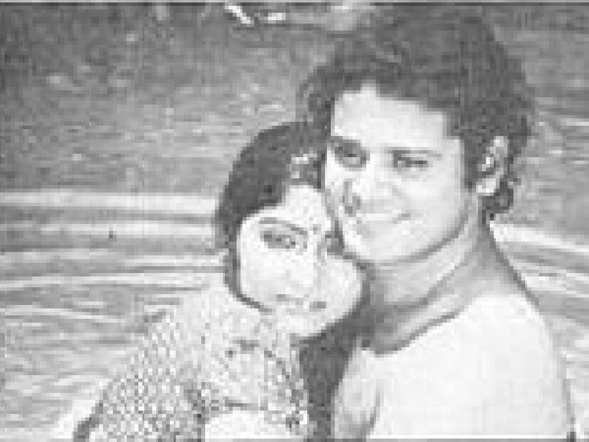 তিনি মহুয়া রায়চৌধুরী। তাপস পালের সঙ্গে ‘দাদার কীর্তি’ ছাড়াও ‘শ্রীমান পৃথ্বীরাজ’-এর মতো বক্স অফিসে ঝড় তোলা বেশ কিছু ছবি দিয়ে তাঁকে মনে রেখেছে বাংলার দর্শক।