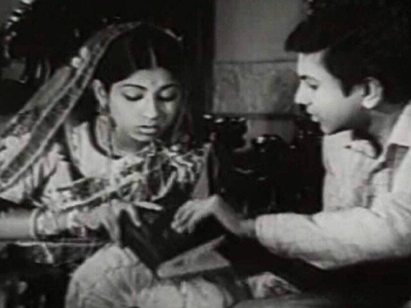 অভিনয়-জীবন যখন মধ্যগগনে, তখনই পালিয়ে বিয়ে করে নেন প্রেমিকের সঙ্গে। মাত্র ১৮ বছর বয়সে তিলক চক্রবর্তীর সঙ্গে সংসার শুরু করেন নায়িকা।