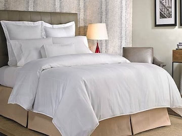 কেন হোটেলের বিছানায় সাদা চাদর ব্যবহার করা হয়? আসল কারণ জানলে চমকে যাবেন কেন হোটেলের বিছানায় সাদা চাদর ব্যবহার করা হয়? আসল কারণ জানলে চমকে যাবেন