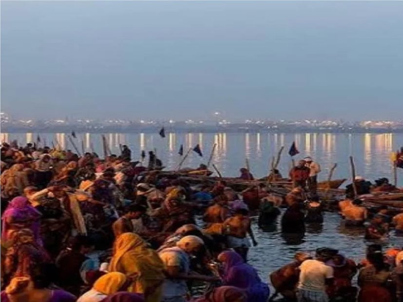 জ্যোতিষী পণ্ডিত মনোহর আচার্য জানালেন, প্রতি বছর ১৪ জানুয়ারি মকর সংক্রান্তি পালিত হয়। তবে এই বছর মকর সংক্রান্তি উৎসব পালিত হবে ১৫ জানুয়ারি। গত কয়েক বছর ধরে, মকর সংক্রান্তির তারিখ নিয়ে মানুষের মধ্যে ক্রমাগত বিভ্রান্তি তৈরি হয়েছে। তিনি বলেন, ভগবান সূর্য ১৫ জানুয়ারি ভোর ২টো ৫৪ মিনিটে মকর রাশিতে প্রবেশ করবেন। এরপর শুরু হবে মকর সংক্রান্তি। তিনি জানান, ১৫ জানুয়ারি, সোমবার সকাল ৭টা ১৫ মিনিট থেকে বিকেল ৫টা ৪৬ মিনিট পর্যন্ত পুজোর শুভ সময় থাকবে। এই সময় পুজো-পাঠের পাশাপাশি দান-ধ্যানও করা উচিত।