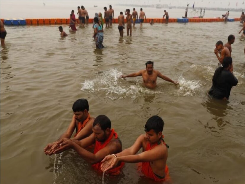 হিন্দু ধর্ম বিশ্বাস অনুযায়ী, ভারতের মানুষ মকর সংক্রান্তির দিন দই, চিঁড়ে ও তিল দান করে থাকেন। এই দিনে দাতব্য করাকে খুব গুরুত্বপূর্ণ বলে মনে করা হয়।