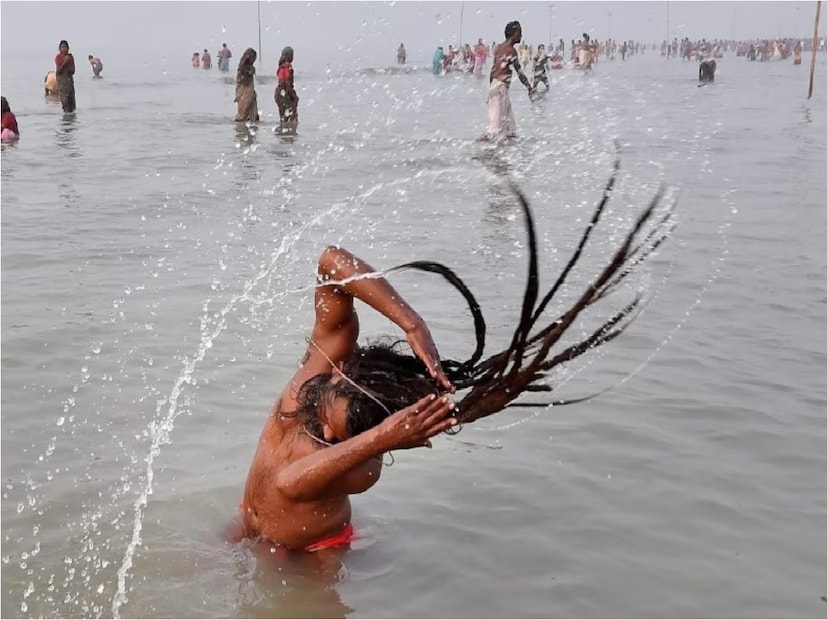 দানের উপযুক্ত সময়—জ্যোতিষী পণ্ডিত মনোহর আচার্য বলেন, মকর সংক্রান্তির সন্ধ্যায় দান করাই শ্রেষ্ঠ বলে বিবেচিত হয়। তিনি বলেন, এই দিনে মানুষকে বস্ত্র, তিল, পঞ্জিকা ইত্যাদি দান করতে হবে। এই দিনে পুণ্যার্থীরা গঙ্গা স্নানও করে থাকেন। তারপর পুজো-পাঠ শুরু হয়। তিনি বলেন, মকর সংক্রান্তির সময় সূর্যদেবকে অর্ঘ্য নিবেদন করে সন্ধ্যায় দান করলে দারুন ফল পাওয়া যেতে পারে।