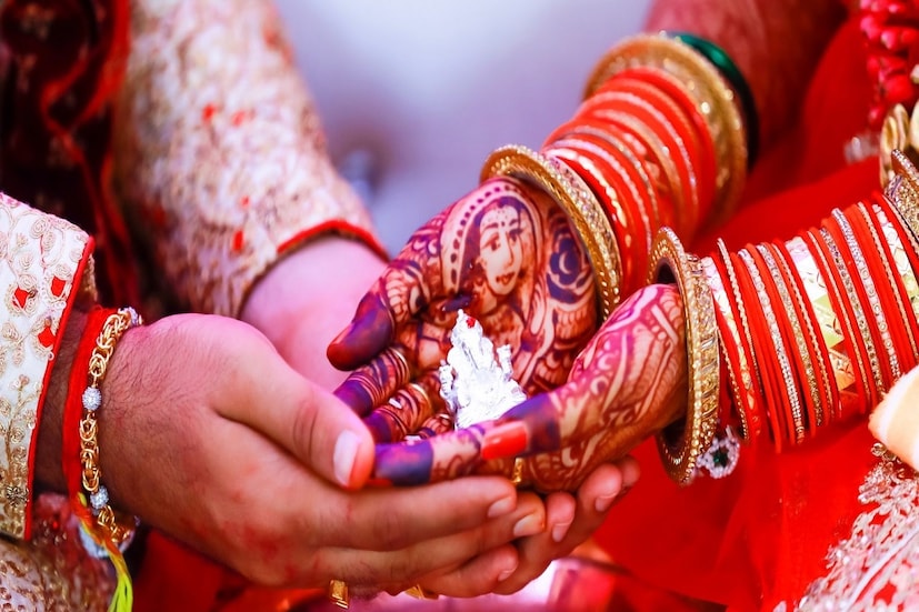 মহিলাদের তেমন আপত্তি নাকি থাকেনা। তাঁদের যুক্তি, যদি তাঁদের একজন স্বামীর মৃত্যুও হয় তাহলেও তিনি একা হয়ে যান না। বাকিরা তো থাকেন।