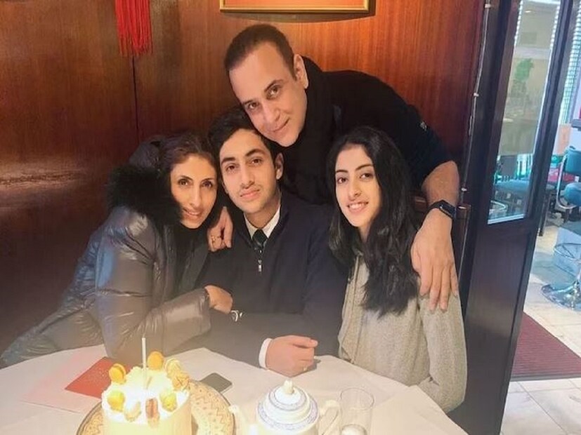 বলিউডের শহেনশা, অমিতাভ বচ্চন৷ মেয়ে অন্তঃ প্রাণ৷ বছরের অনেকটা সময়ই বাবা-মায়ের কাছে থাকেন শ্বেতা, এমনই শোনা যায়৷ সম্প্রতি মেয়েকে কোটি টাকার বাংলো লিখে দিলেন বিগ বি৷ তা নিয়ে নাকি বউমার সঙ্গে বিবাদও বাধে৷ তবে সেই গুঞ্জনে কান না দিয়ে আপাতত দেখে নেওয়া যায় স্বেতার স্বামীর সম্বন্ধে৷ মেয়ের বিয়ে দিতে সেরা পাত্র বেছে নেন বচ্চন পরিবার৷ রাজ কাপুরের মেয়ে ঋতু নন্দার ছেলে নিখিল নন্দাকে বিয়ে করেছেন অমিতাভ বচ্চনের মেয়ে শ্বেতা বচ্চন। নিখিল নন্দ এসকর্ট লিমিটেড নামে একটি কোম্পানির পরিচালক। নিখিল নন্দা এবং শ্বেতা বচ্চনের দুই সন্তান, অগস্ত্য নন্দা এবং নব্য নাভেলি নন্দা। অগস্ত্য নন্দা সম্প্রতি জোয়া আখতারের ছবি 'দ্য আর্চিস' দিয়ে বলিউডে ডেবিউ করেছেন।