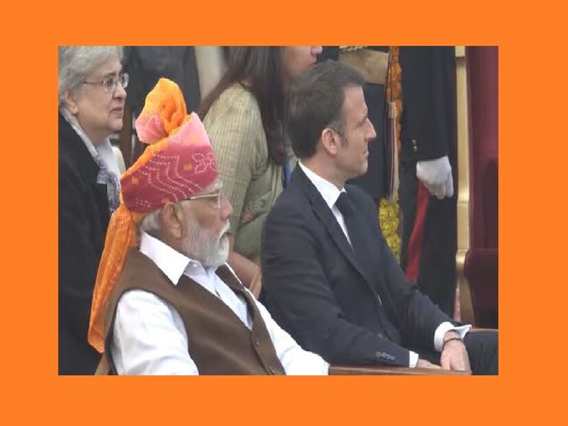 প্রধানমন্ত্রী নরেন্দ্র মোদিকে বাঁধানি পাগড়ি ' পরতে দেখা গেছে। এই পাগড়িতে অনেক রঙ রয়েছে এর দৈর্ঘ্যও বেশ লম্বা। প্রধানমন্ত্রীর পাগড়ির রঙ প্রধানত হলুদ এবং এই রঙটি ভগবান রামের সঙ্গেও যুক্ত বলে মনে করা হয়। পাগড়ি ছাড়াও প্রধানমন্ত্রী ভারতের ট্র্যাডিশানাল পোশাক কুর্তা ও চুড়িদার পায়জামা পরেছেন। তার কুর্তা এবং পায়জামার রঙ সাদা এবং তার উপর বাদামী জ্যাকেট পরা। প্রধানমন্ত্রীও কালো জুতা পরেছিলেন।