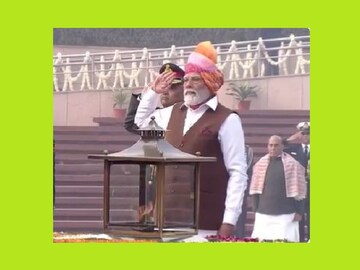 Narendra Modi Photos: ৭৫তম প্রজাতন্ত্র দিবসে নরেন্দ্র মোদি নয়া লুকে, রইল ফটো