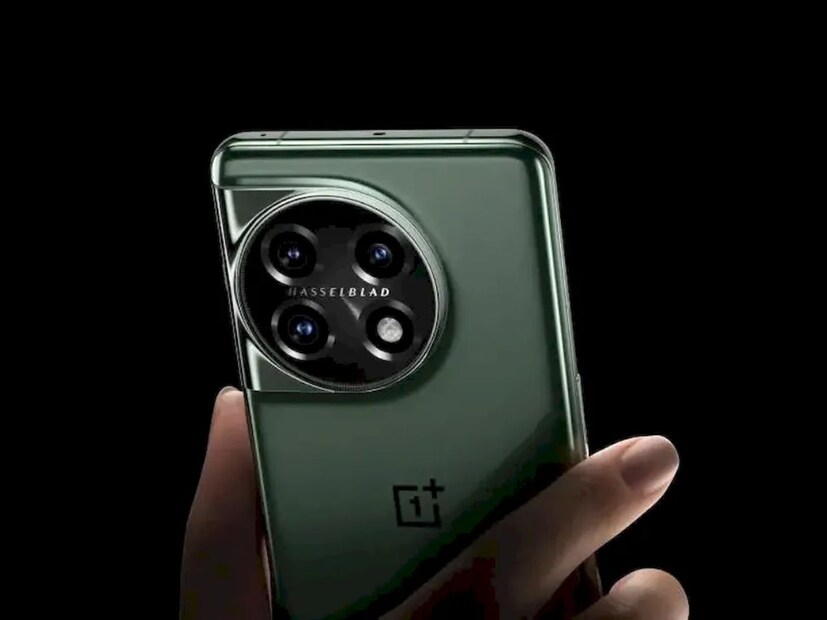 OnePlus 12 লঞ্চ ইভেন্টে এর দাম এবং ফিচার প্রকাশ করা হতে পারে -OnePlus 12 ফোনে একটি শক্তিশালী আপগ্রেড থাকবে বলে আশা করা হচ্ছে। শুধুমাত্র বোর্ডে থাকা নতুন এআই চিপের কারণেই নয়, কোম্পানিটি হ্যাসেলব্লাডের সঙ্গে তৈরি নতুন ট্রিপল ক্যামেরা সিস্টেম ব্যবহার করতে পারে বলেও গুজবও রয়েছে। OnePlus 12 একটি AMOLED QHD+ (১৪৪০ x ৩১৬৮) ডিসপ্লে যুক্ত যা ২৬০০ nits-এর সর্বোচ্চ উজ্জ্বলতা প্রদান করে।