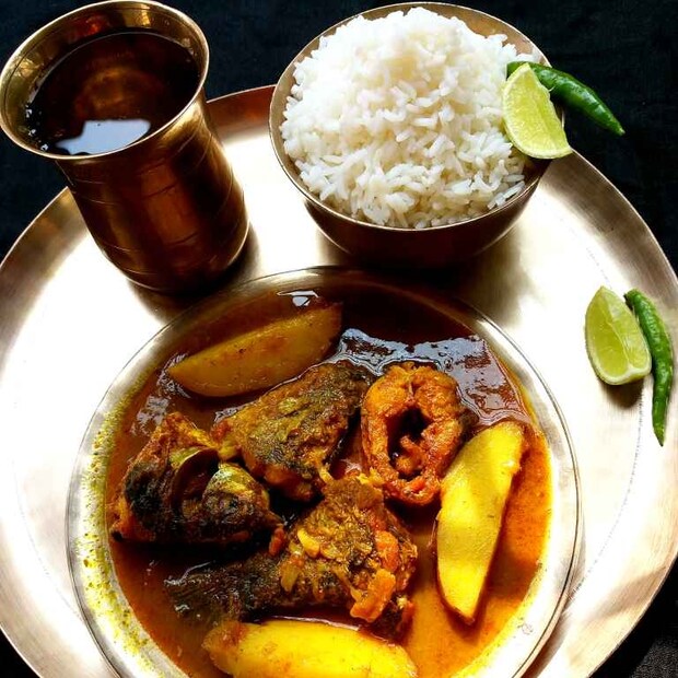 প্রাচীনকালেও রাতে মাছ খাওয়ায় নিষেধ ছিল। সেটা অবশ্য মানুষে কুসংস্কারের মত পালন করত! যদিও এই প্রথার নেপথ্যে ছিল বৈজ্ঞানিক কারণ! তা হল, সেই সময় তো বৈদ্যুতিক আলো ছিল না। তাই লন্ঠনের টিমটিমে আলোয় রাতে মাছের কাঁটা ভালভাবে বাছা যেত না! তাই বাড়ির বড়-বুড়োরা বলতেন, সূর্য ডোবার পর মাছ না খেতে!