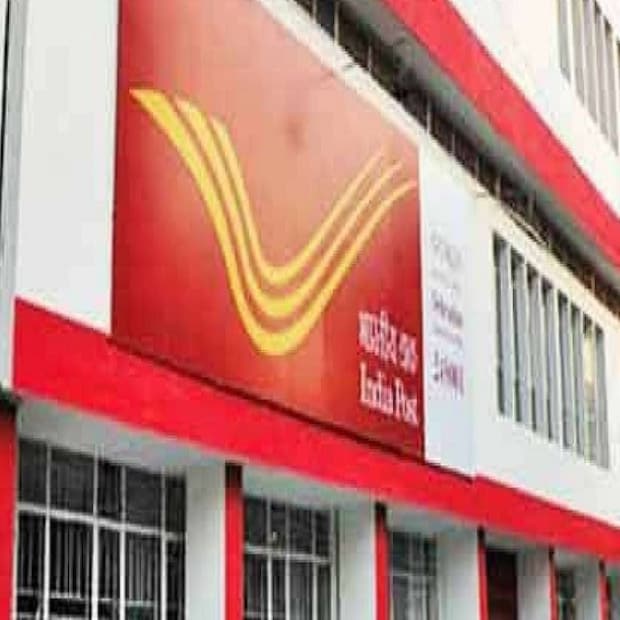 পোস্ট অফিস মাসিক ইনকাম স্কিম (Post Office Monthly Income Scheme) এই স্কিমে বার্ষিক ৬.৬ শতাংশ হারে সুদ পাওয়া যায়। এই স্কিমের সময়সীমা ৫ বছর। এই স্কিমে ন্যূনতম ১০০০ টাকা বিনিয়োগ করতে হয় এবং সর্বোচ্চ ৪.৫ লাখ টাকার বেশি বিনিয়োগ করা যায় না। বিনিয়োগকারীরা ১ বছর পরেই স্কিম থেকে টাকা তুলতে পারেন।