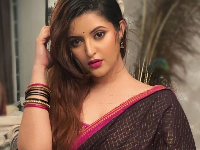ছবি পোস্ট করে অভিনেত্রী লেখেন, 'শীত কালে সবাই খাবার বুঝে খাবেন। বিশেষ করে বাইরের খাবার। এত ব্যাকটেরিয়া, ভাইরাস শীতের সময় এসব থেকে সেফ থাকা মুশকিল। বরিশাল থেকে ফেরার পথে একটা ফলের দোকান থেকে কিছু ফল কিনেছিলাম। ফল খাওয়ার আগে রেগুলার যেভাবে হাত ক্লিন করা হয় সেভাবে না করেই শুধু মিনারেল ওয়াটার দিয়ে ধুয়ে খেয়েছিলাম।'