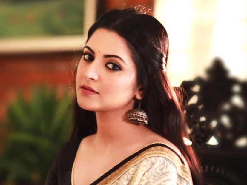 তবে একইসঙ্গে তিনি জানিয়েছেন, এখনই মেয়ের ছবি তিনি পোস্ট করবেন না। মেয়ে আর একটি বড় হোক, তারপর ভক্তদের সামনে ছোট্ট সাফিরাকে নিয়ে আসবেন দ্বিতীয় বার নতুন মা।