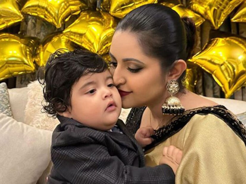 পরী জানান, শিশুকন্যাকে দত্তক নিয়েছেন এবং আদরের সঙ্গে তাঁর নাম রেখেছেন সাফিরা সুলতানা প্রিয়ম। নায়িকা জানিয়েছেন, মেয়ে তাঁদের বাড়িকে সুন্দর করে তুলেছে। এক পাশে ছেলে, অন্য পাশে মেয়েকে নিয়ে ঘুমচ্ছেন তিনি। অপূর্ব এক অনুভূতি।