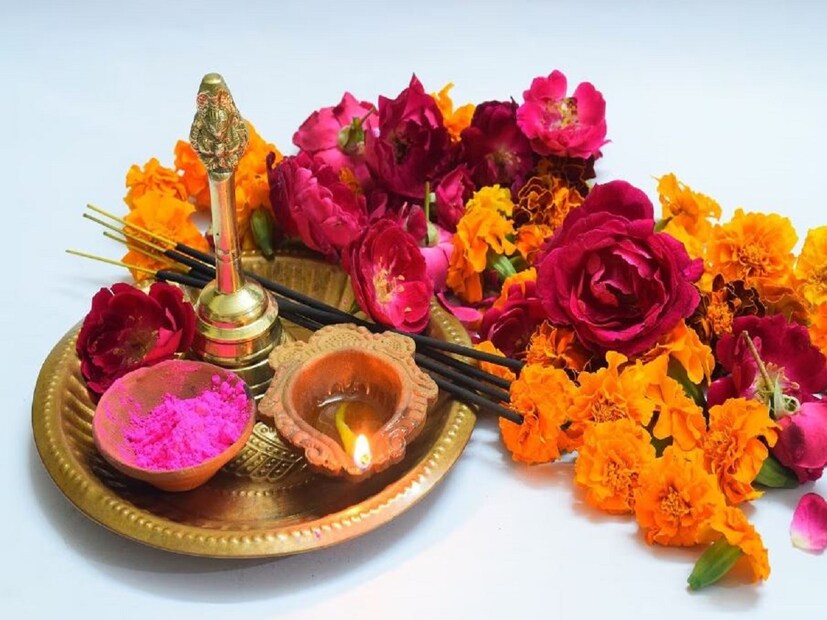 বাস্তুশাস্ত্র অনুসারে, বাড়ির মন্দিরের কাছে ভুল করেও চপ্পল বা নোংরা কাপড় স্তুপ করে রাখলে চলবে না৷ আসলে এটি নেতিবাচক শক্তিকে আকর্ষণ করে। দেবী লক্ষ্মী সেখানেই থাকেন যেখানে পরিবেশ পরিচ্ছন্ন থাকে। এমন পরিস্থিতিতে মন্দিরের পাশাপাশি ঘরের পরিচ্ছন্নতার দিকেও খেয়াল রাখুন। 