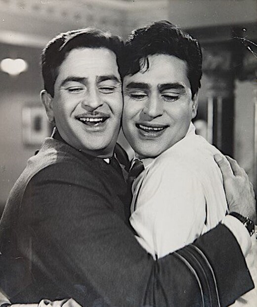 সুপারস্টার রাজ কাপুর এবং রাজেন্দ্র কুমার ছিলেন অভিন্ন হৃদয়ের বন্ধু৷ তাঁদের বন্ধুত্বের কথা হিন্দি ফিল্ম ইন্ডাস্ট্রির সকলের জানা৷ তাঁরা তাঁদের এই বন্ধুত্ব পারিবারিক সম্পর্কে বদলাতে চেয়েছিলেন, কিন্তু সেটা হয়নি৷ 
