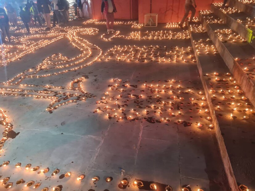 এদিন বাড়তি পাওনা ছিল হাজার হাজার প্রদীপের আলো। বিকেল থেকে সন্ধ্যে গড়াতেই হাজার হাজার প্রদীপের আলোয় জ্বলে ওঠে সরযূ নদীর পাড়। প্রদীপের আলোর মাধ্যমে কোথাও লেখা ‘জয় শ্রী রাম’, আবার কোথাও ওম চিহ্ন। গত কয়েকদিন ধরেই দেশের বিভিন্ন প্রান্ত থেকে সাধারণ মানুষ থেকে শুরু করে সাধু সন্ন্যাসীরা এসে পৌঁছেছেন অযোধ্যায়। তাঁরাই প্রদীপ জ্বালিয়ে সাজিয়ে তুলছেন গোটা অযোধ্যা সরযূ নদীর পাড়। 