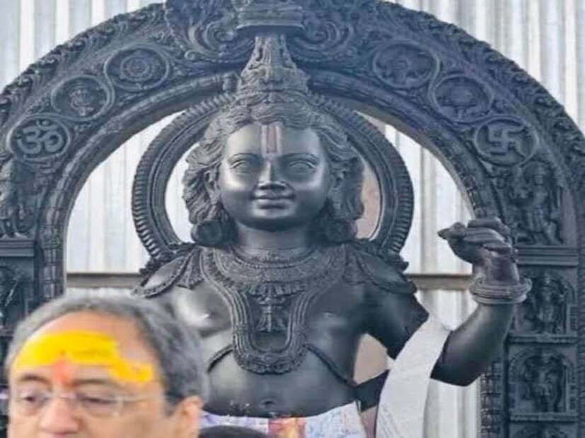 সূত্রের খবর, সোমবার দুপুর ১২টা ১৫ থেকে ১২টা পঁয়তাল্লিশের মধ্যে হবে শ্রীরামের প্রাণ প্রতিষ্ঠা। সেসময় গর্ভগৃহে উপস্থিত থাকবেন প্রধানমন্ত্রী নরেন্দ্র মোদি-সহ পাঁচজন।