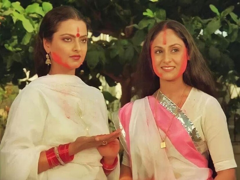 কেরিয়ারের প্রথম দিনগুলিতে রেখা এবং জয়ার বন্ধুত্ব ভালই ছিলেন। অমিতাভ বচ্চনের সঙ্গে জয়ার বিয়ের পর তাঁদের সম্পর্কের অনেকটাই প্রভাব পড়তে শুরু করে। ৭র দশকে, রেখার নাম অমিতাভের সঙ্গে জুড়ে যায়। আজও তাঁদের প্রেমের গল্প বলিউডে বেশ বিখ্যাত। তারপরেই শুরু হয় বিতর্ক।