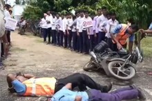 পড়ুয়াদের মধ্যে সচেতনতা বৃদ্ধি, পথ নিরাপত্তা সচেতনতায় ক্লাস আরামবাগের স্কুলে