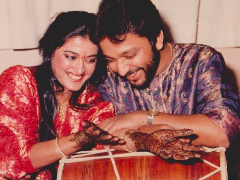 Roop Kumar Love Story: গানে গানে কখনও ফুটিয়ে তুলেছেন দেশপ্রেম, কখনও বা মানবপ্রেম। তিনি বলেছিলেন কীভাবে তিনি তাঁর প্রেমে ঈশ্বরকে খুঁজে পেয়েছিলেন। জানেন কি, সেই মহামান্য সঙ্গীতশিল্পীর জীবনেও তাই প্রেম এসেছে ঝড়ের মতো।
