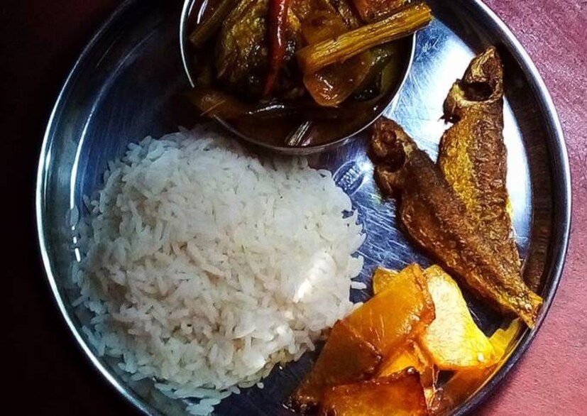 চেষ্টা করবেন, নিরামিষ খেতে। মাছ, মাংস কিংবা ডিম বাদে শরীর প্রয়োজনীয় প্রোটিন পাবে না, এই ধারনায় বদল আনুন। উলটে চিকিৎসকরা বলছেন, দীর্ঘদিন নীরোগ থাকতে নিরামিষ আহারের বিকল্প নেই। গবেষণায় দেখা গিয়েছে, যাঁরা নিরামিশাষী তাঁদের গড় আয়ু কিন্তু মাংশাসীদের দেখে ১০ বছর বেশি।