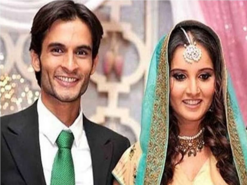 এদিকে শোয়েব মালিকের প্রেমে এতটাই পাগল হয়েছিলেন সেই সময় প্রবল বিতর্ক তৈরি করে বিয়ে করেছিলেন৷  বিতর্কটি ছিল যে ছোটবেলার প্রেমিক ও পরিবারের বন্ধু শোহরাব মির্জার সঙ্গে বাগদান ভেঙে দিয়ে শোয়েবকে বিয়ে করলেন৷