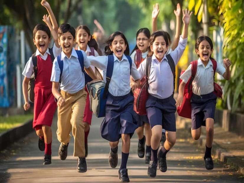 অগাস্ট লং উইকএন্ড ২০২৪: উৎসব এবং ছুটির দিক থেকে বছরের অষ্টম মাসটি খুবই গুরুত্বপূর্ণ। যদিও বহু রাজ্যে অবিরাম বৃষ্টির কারণে স্কুল বন্ধ এবং অফিসে বাড়ি থেকে কাজ করার সুবিধা দেওয়া হয়েছে। তবে আগামী সপ্তাহটি কিন্তু স্কুল পড়ুয়া থেকে শুরু করে ব্যাঙ্ক কর্মচারী সবার জন্যই বিশেষ খুশির হতে চলেছে।