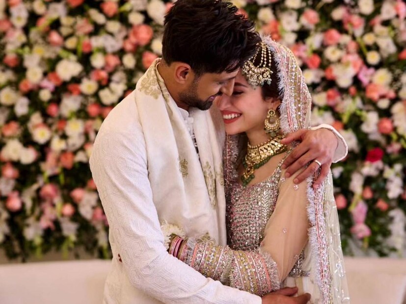 পাকিস্তান সুপার লিগে করাচি কিংসের হয়ে খেলেন শোয়েব মালিক। রবিবার পিএসএলে করাচি কিংসের ম্যাচ ছিল মুলতানের বিরুদ্ধে। নতুন বিয়ের পর স্বামীর খেলা দেখতে মাঠে গিয়েছিলেন সানা।