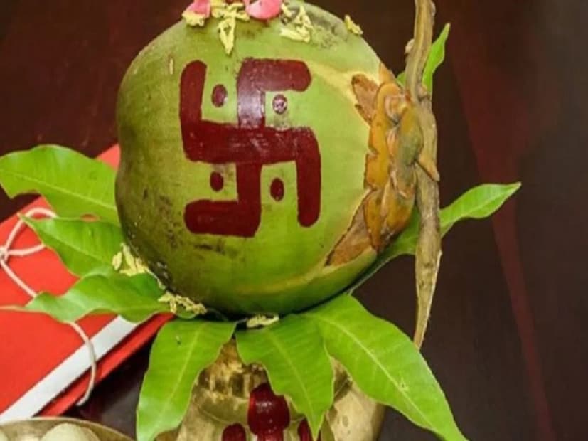  আমাদের যেকোনও শুভ কাজ স্বস্তিক চিহ্ন ছাড়া হয় না! সিঁদুর দিয়ে আঁকা হয় এই স্বস্তিক! বিয়ে থেকে পুজো সব জায়গায় এই স্বস্তিক চিহ্ন থাকবেই! তবে জানেন কী স্বস্তিক বাড়ির ঠিক কোন জায়গায় আঁকলে বদলে যাবে ভাগ্য? photo source collected 