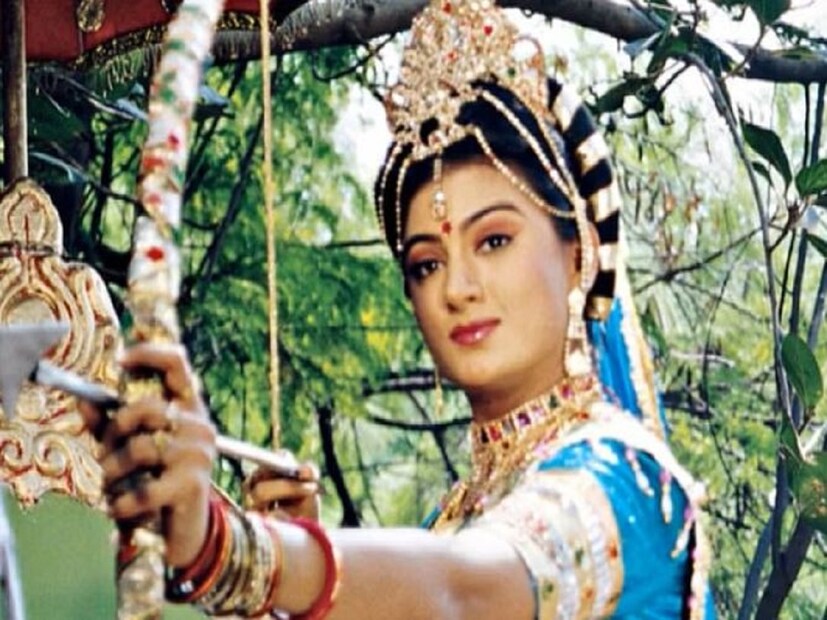 বেশ আলোচিত হয়েছিল বিষয়টি। বন্ধুর ঘর ভেঙে তাঁরই স্বামীকে বিয়ে করেন অভিনেত্রী৷ টিভিতে সুভদ্রার চরিত্রে অভিনয় করেছিলেন অভিনেত্রী সোনিয়া কাপুর৷ তাঁর বন্ধুর স্বামী হিমেশ রেশমিয়া, এবং সোনিয়ার জন্যই হিমেশের আগের ২২ বছরের ঘর ভাঙে৷  
