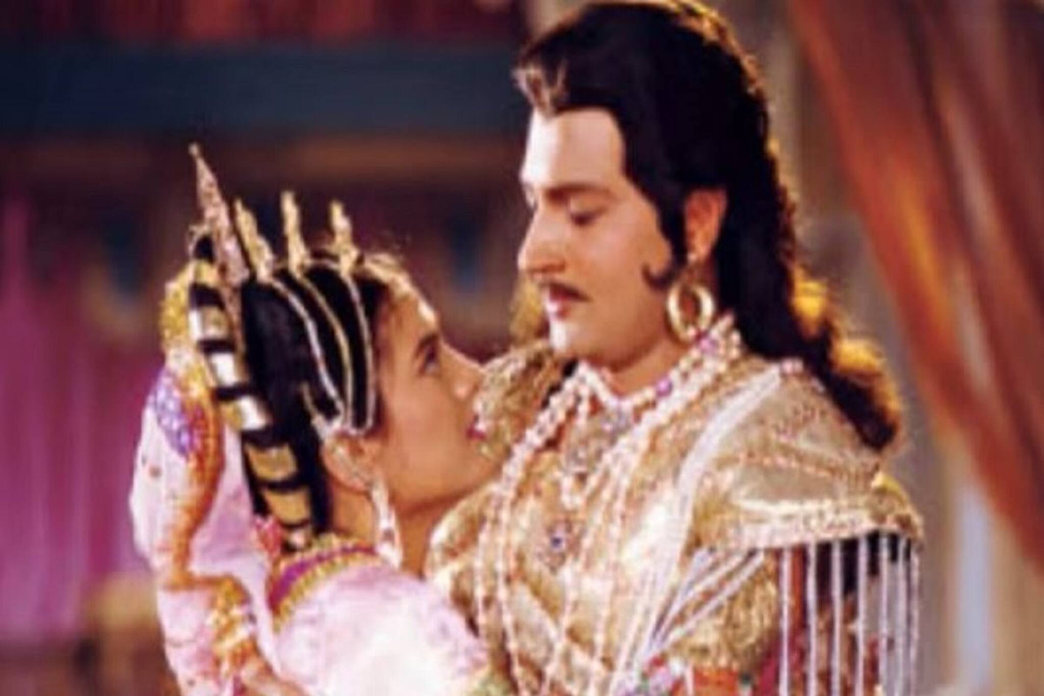 'বর চুরির' অভিযোগ নায়িকার বিরুদ্ধে! বান্ধবীর ঘর ভেঙে তাঁরই স্বামীকে বিয়ে