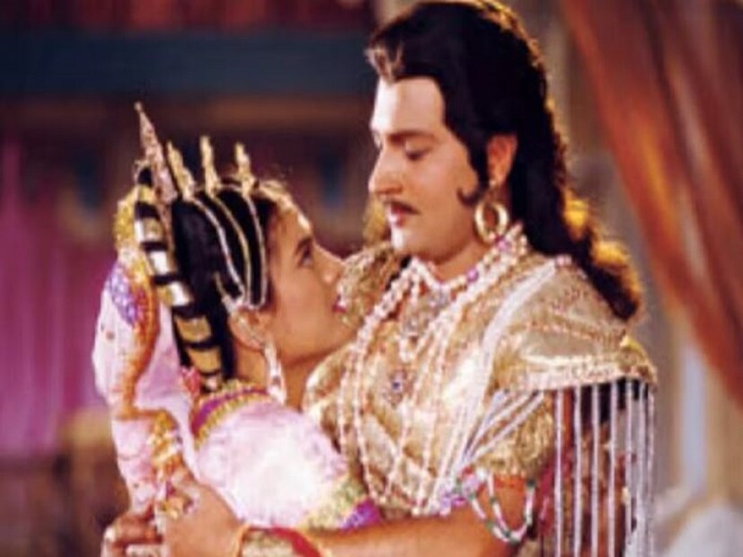 রামানন্দ সাগরের 'রামায়ণ' ধারাবাহিক অত্যন্ত জনপ্রিয় ছিল। এছাড়াও তাঁর তৈরি 'শ্রী কৃষ্ণ'ও ধারাবাহিক দারুণ হিট। এই ধারাবাহিকটি ১৯৯৩ থেকে ১৯৯৭ পর্যন্ত টিভিতে চলে। ধারাবাহিকে যাঁরা অভিনয় করতেন, সেই সব অভিনেতারাও পরিচিতি পান। এই সিরিয়ালে সুভদ্রার চরিত্রে অভিনয় করেছিলেন সোনিয়া কাপুর৷ অভিনেত্রীর বিরুদ্ধে ভয়ঙ্কর অভিযোগ ওঠে বন্ধুর স্বামীর সঙ্গে চুটিয়ে প্রেমের! বন্ধুর স্বামীর সঙ্গেই মন দেওয়া নেওয়া চলেছিল তাঁর! 
