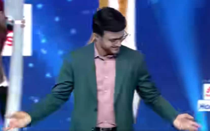 দাদাকে বিভিন্ন সময়ে দুর্গাপুজোয় ঢাকের তালে কোমর দোলাতেও কোনও কোনও সময়ে দেখা গেছে৷  তা বলে নাচ৷ তাও আবার ভাইরাল জামাল কুদু গানে কোমর দোলানো!
