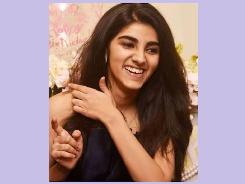 এর আগে দাদাগিরি অনুষ্ঠানের মঞ্চে  সৌরভ বলেছিলেন, ‘ভেবেছে হয়তো বাবাকে উপহার দিতে গেলে অনেক দামী দামী গিফট দিতে হয়, নয়তো বাবা খুশি হবে না। আমি ওঁকে বললাম, আমাকে সামান্য উপহার দেবে তাতেই আমি খুশি।’ এবার নেটিজেনদের মধ্যে যে প্রশ্ন উঠছে তাতে বোঝা যাচ্ছে এবার তাহলে সানা নিজের বাবা -মাকে কী গিফট দেবে?