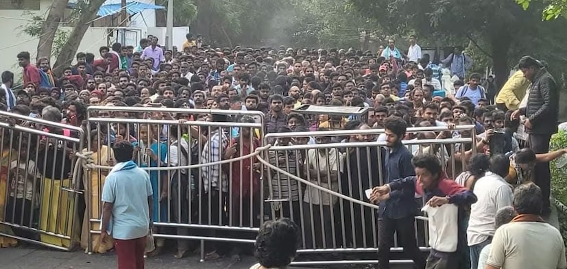 শুক্রবার সকাল থেকেই তিরুমালায় ভক্তদের অভূতপূর্ব ভিড় দেখা গিয়েছে। হঠাৎ ভক্তদের ভিড় বেড়ে যাওয়ায় বৈকুণ্ঠম সারি প্রাঙ্গণ সম্পূর্ণ ভর্তি হয়ে যায়। নারায়ণগিরি পার্কের ৯টি শেড ভক্তদের দ্বারা পূর্ণ হয়ে গিয়েছিল। মন্দিরের কিউলাইন পথ থেকে গঙ্গামা মন্দির পর্যন্ত প্রসারিত রাস্তাতেও ভিড় ছিল চোখে পড়ার মতো। শুক্রবার ছাড়াও সোমবারও এই ভিড় অব্যাহত থাকার সম্ভাবনা রয়েছে।