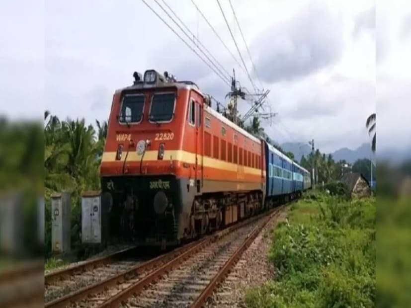 এর একটা বড় অংশ পাহাড় বা ডুয়ার্সে যাত্রা করেন৷ আর বর্তমানে যেভাবে অফবিট জায়গার সংখ্যা ক্রমশ বাড়ছে উত্তরের জেলাজুড়ে তাতে সেদিকেই বড় অংশের লক্ষ্য থাকে৷ তবে সমুদ্র ভালোবাসার সংখ্যা কম নয়।