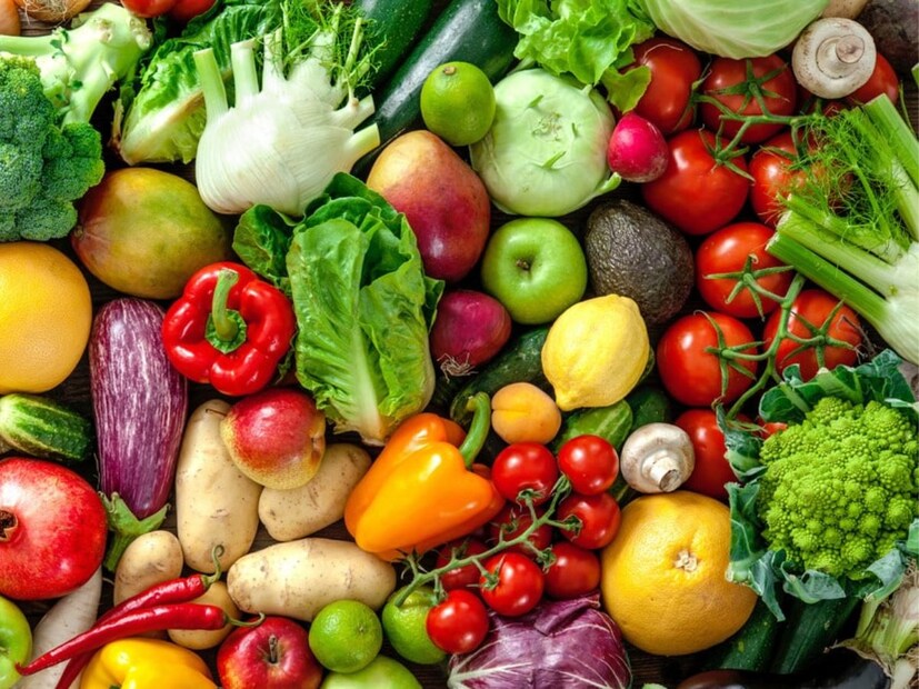Vegetable Price Hike: বলাই, স্বপন, ইরশাদ প্রত্যেকেই জেলা থেকে সবজি নিয়ে আসে কলকাতার বাজারে। এদের দাবি, আগে তিনজন মিলে দেড় থেকে দু-টন সবজি কলকাতার বাজারে নিয়ে আসত। সেই জায়গায় বর্তমানে তারা ৫০০ কেজি সবজি নিয়ে আসে।