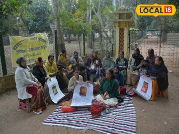 শান্তিনিকেতনে মৃণালিনী আনন্দ পাঠশালার সামনে আলাপিনী মহিলা