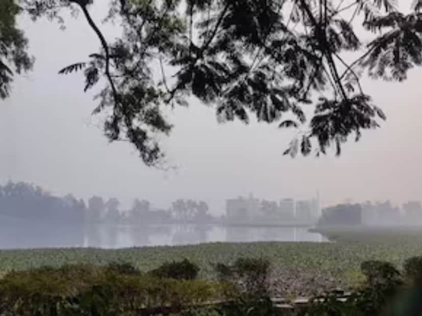 পাশাপাশি আগামিকাল সকালে কলকাতা, উত্তর ও দক্ষিণ ২৪ পরগনা, হাওড়া, হুগলি, দুই বর্ধমান, বীরভূম জেলায় ঘন কুয়াশার সতর্কতা রয়েছে।