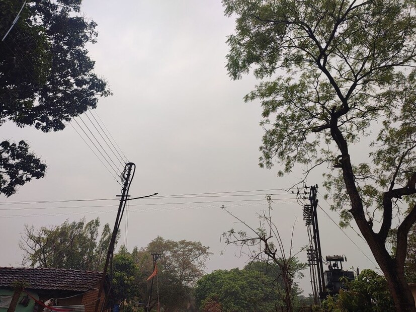 আজ থেকেই বিক্ষিপ্ত বৃষ্টি। হালকা থেকে মাঝারি বৃষ্টি চলবে শুক্রবার পর্যন্ত। আজ সকালে হালকা কুয়াশা পরে আংশিক মেঘলা আকাশ থাকবে।