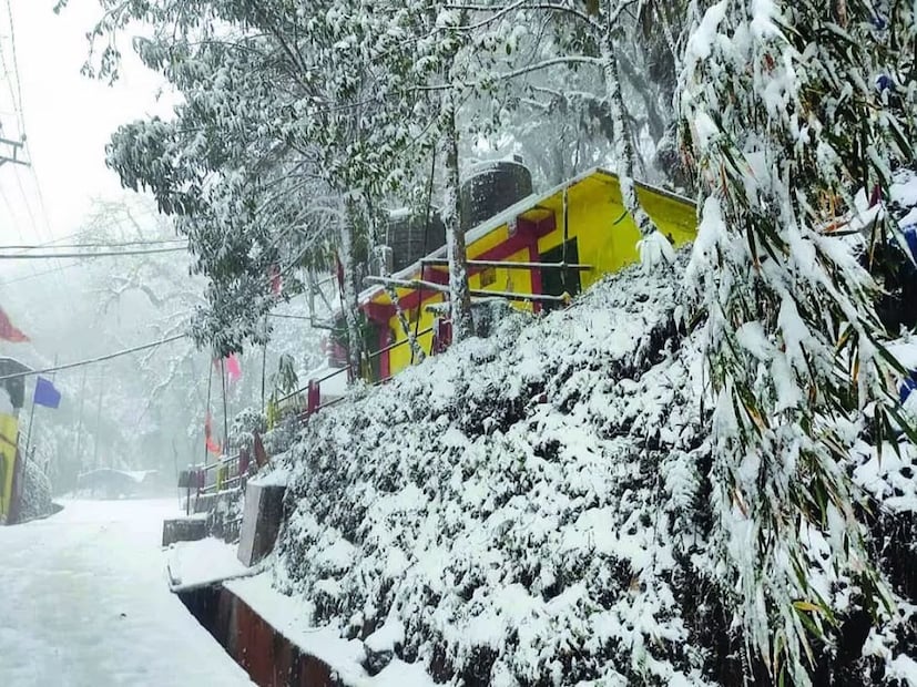 উত্তরবঙ্গে ঠান্ডার স্পেল চলছে, বালুরঘাট থেকে কোচবিহার কাঁপছে ঠান্ডায়। পাহাড়ে কনকনে শীত উপভোগ করছেন পর্যটকেরা। 