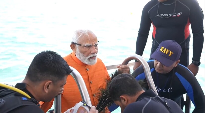 আর এদিন কৃষ্ণভূমি দ্বারকায় শ্রীকৃষ্ণের উদ্দেশে এভাবেই শ্রদ্ধাজ্ঞাপন করলেন প্রধানমন্ত্রী নরেন্দ্র মোদি। সোশ্যাল মিডিয়ায় নিজেই সেই ছবি পোস্ট করেন তিনি। জানালেন, জলে নিমজ্জিত দ্বারকানগরী প্রাচীন আধ্যাত্মিক মহানুভবতার সঙ্গে একাত্ম বোধ করতে সাহায্য করেছে তাঁকে। 