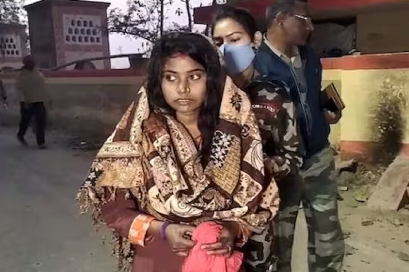 পুলিশ বিরক্ত। নবদম্পতিকে যাই জিজ্ঞাসা করা হয় তাঁরা চুপ। কোনও কথাই বলেন না। এর মধ্যে পরিবারের এক সদস্যও এসে উপস্থিত। তিনি সম্পর্কে শ্যালক হন। এবার তাঁকে জিজ্ঞাসাবাদ শুরু করে পুলিশ। এতক্ষণ তিনি কোথায় ছিলেন? কেন আগে এলেন না?